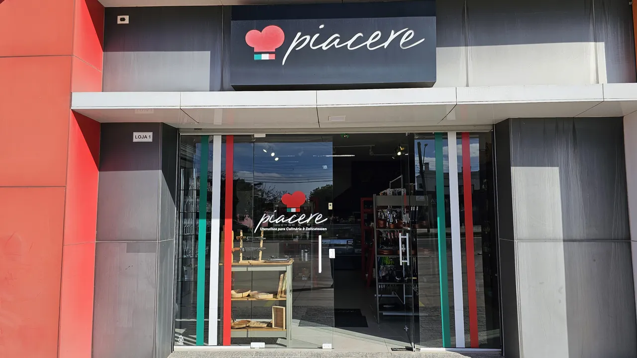 Fachada da loja na Av. Adolfo Fetter, com o letreiro Piacere sobre a vitrine de vidro